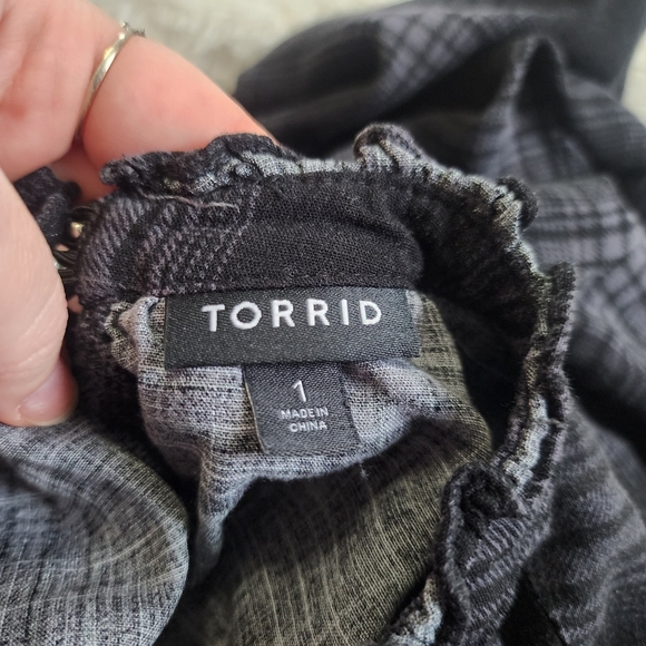 Torrid black plaid keyhole blouse short sleeve top stretch ruffle neck size 1 - Picture 5 of 8